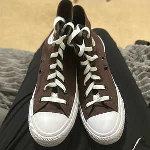 Converse in the color brown size women’s 7.5!
